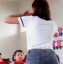 幼儿园老师给学生换衣服，无意间看到一个东西掉落，隔天提出辞职